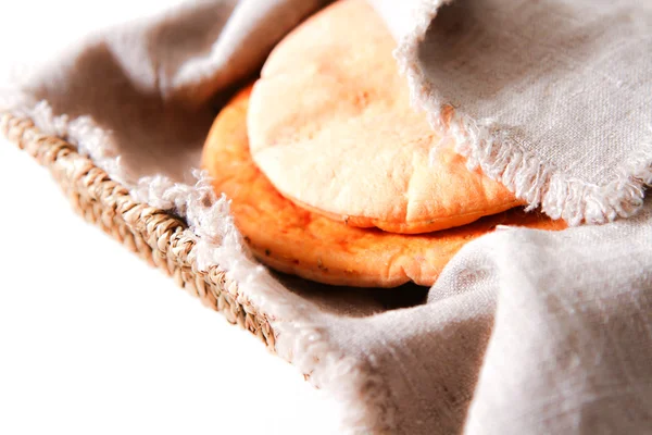 ahşap masa yakın çekim üzerinde pide fırından yeni çıkmış. oklava