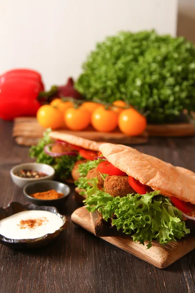 Kebab de doador - falafel verduras frescas em pita Brad em madeira ta — Fotografia de Stock