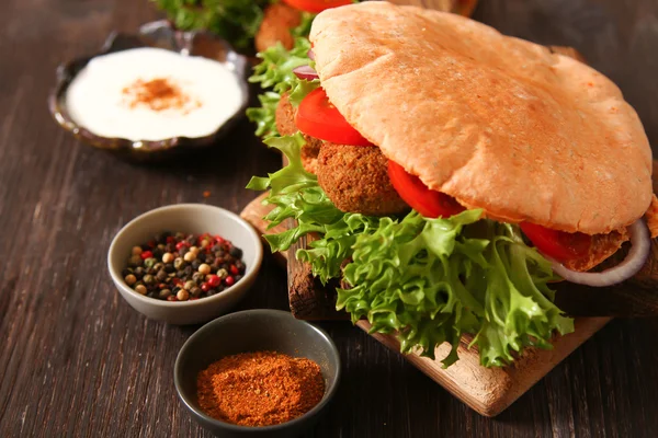 Kebab de doador - falafel verduras frescas em pita Brad em madeira ta — Fotografia de Stock