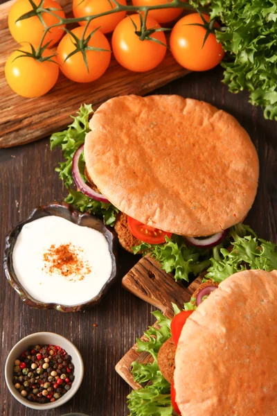 Kebab de doador - falafel verduras frescas em pita Brad em madeira ta — Fotografia de Stock