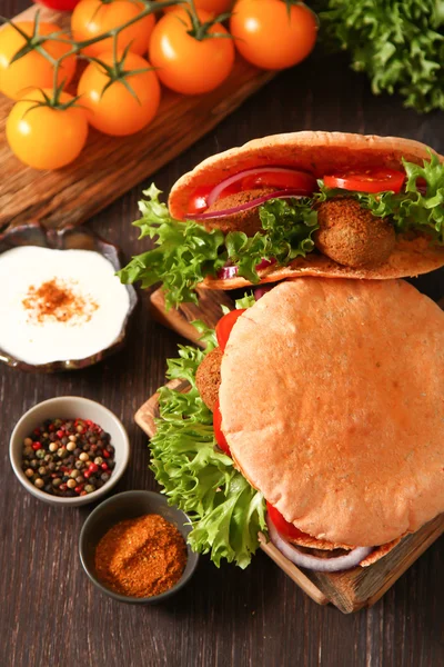 Doner kebab - falafel verduras frescas en pita Brad en ta de madera — Foto de Stock