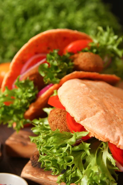 Kebab de doador - falafel verduras frescas em pita Brad em madeira ta — Fotografia de Stock