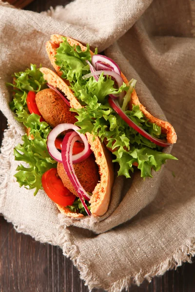 Dönerspieß - Falafel mit frischem Gemüse in Fladenbrot auf hölzernen Ta — Stockfoto