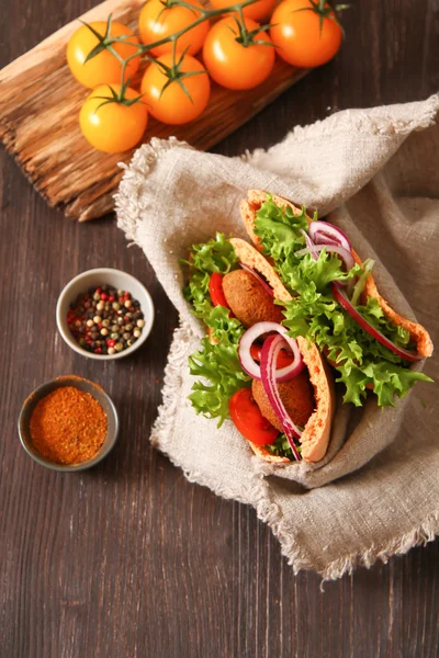 Doner kebab - falafel verduras frescas en pita Brad en ta de madera — Foto de Stock