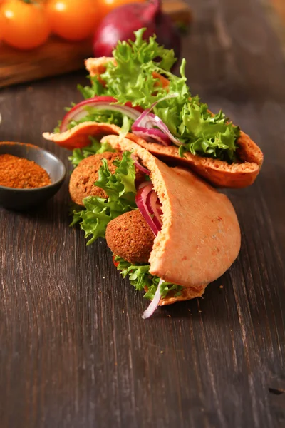 Doner kebab - falafel verduras frescas en pita Brad en ta de madera — Foto de Stock