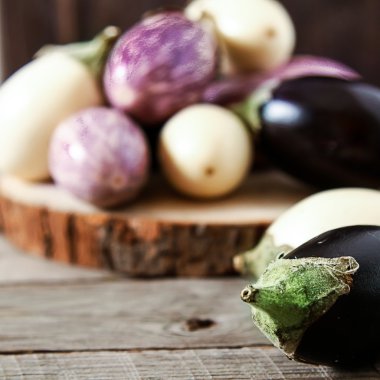 Taze patlıcan koyu ahşap zemin üzerine farklı renk. Ve