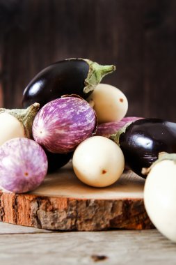 Taze patlıcan koyu ahşap zemin üzerine farklı renk. Ve