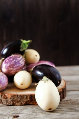 Taze patlıcan koyu ahşap zemin üzerine farklı renk. Ve