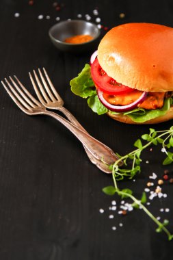 Karanlık hizmet kurulu ile baharatlı lezzetli taze ev yapımı burger