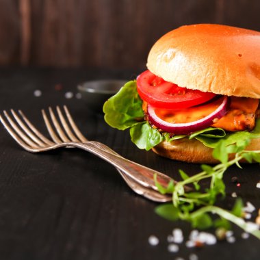 Karanlık hizmet kurulu ile baharatlı lezzetli taze ev yapımı burger