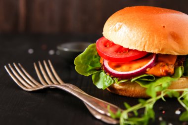 Karanlık hizmet kurulu ile baharatlı lezzetli taze ev yapımı burger