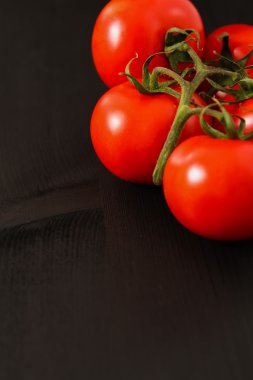 Taze domates, koyu arka plan üzerinde izole Üstten Görünüm