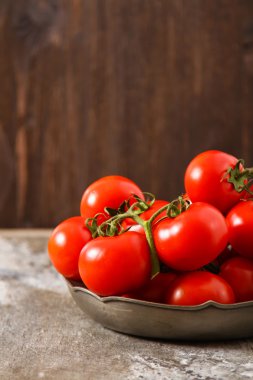 koyu arka plan üzerinde izole kırmızı domates,