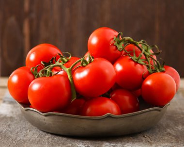 koyu arka plan üzerinde izole kırmızı domates,