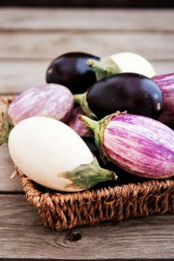 Taze patlıcan koyu ahşap zemin üzerine farklı renk. Ve