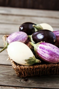 Taze patlıcan koyu ahşap zemin üzerine farklı renk. Ve