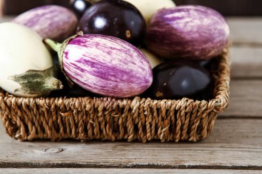 Taze patlıcan koyu ahşap zemin üzerine farklı renk. Ve