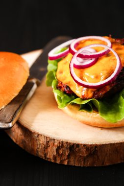 Karanlık hizmet kurulu ile baharatlı lezzetli taze ev yapımı burger