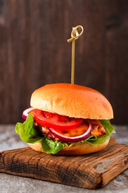 Baharatlı domates sosu ve sığır eti lezzetli taze ev yapımı burger