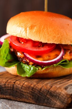 Baharatlı domates sosu ve sığır eti lezzetli taze ev yapımı burger