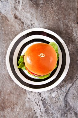 Baharatlı domates sosu ve sığır eti lezzetli taze ev yapımı burger