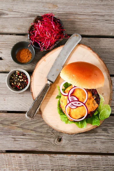 Delicioso hambúrguer caseiro fresco com molho de tomate picante e carne bovina — Fotografia de Stock