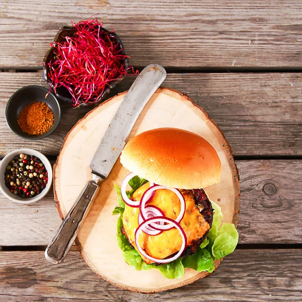 Deliciosa hamburguesa casera fresca con salsa de tomate picante y carne de res —  Fotos de Stock