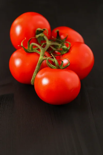 Bovenaanzicht van verse tomaten, geïsoleerd op donkere achtergrond — Stockfoto