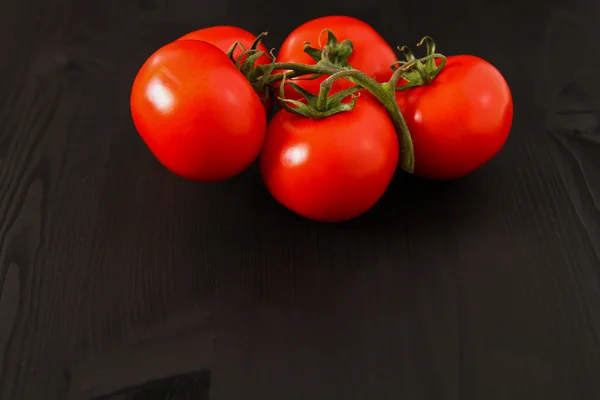 Bovenaanzicht van verse tomaten, geïsoleerd op donkere achtergrond — Stockfoto