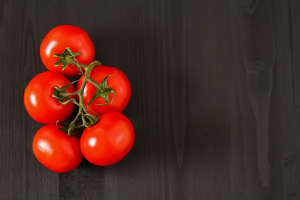 Bovenaanzicht van verse tomaten, geïsoleerd op donkere achtergrond — Stockfoto