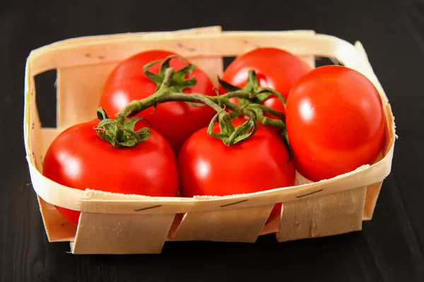 Bovenaanzicht van verse tomaten, geïsoleerd op donkere achtergrond — Stockfoto