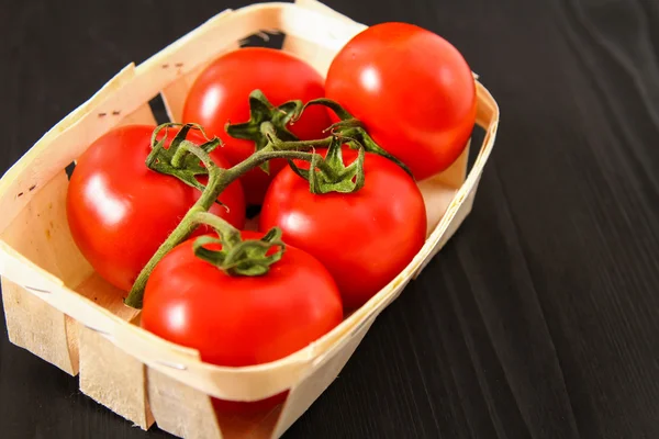 Bovenaanzicht van verse tomaten, geïsoleerd op donkere achtergrond — Stockfoto