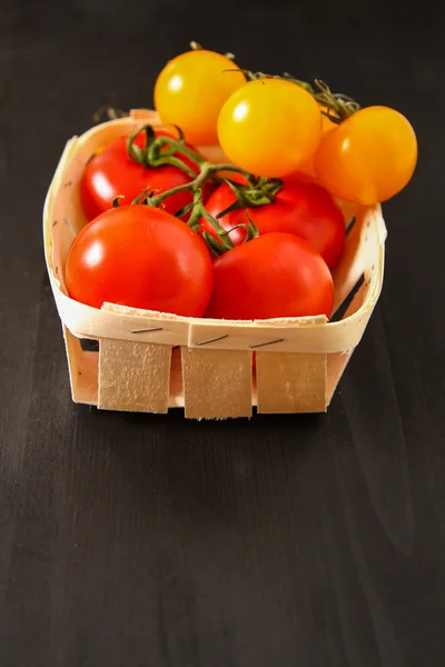 Bovenaanzicht van verse tomaten, geïsoleerd op donkere achtergrond — Stockfoto