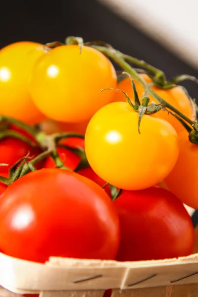 Bovenaanzicht van verse tomaten, geïsoleerd op donkere achtergrond — Stockfoto