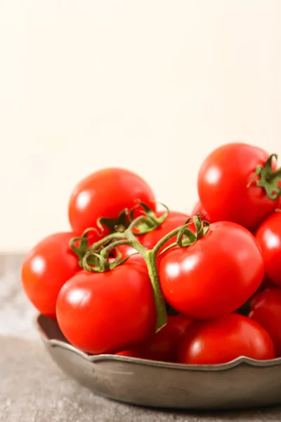 Свежие красные помидоры, изолированные на темном фоне — стоковое фото