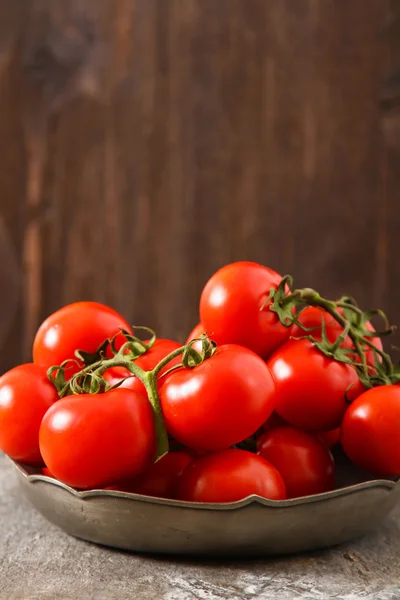 Φρέσκες ντομάτες κόκκινο, απομονώνονται σε σκούρο φόντο — Φωτογραφία Αρχείου