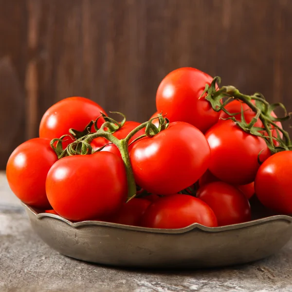 Verse rode tomaten, geïsoleerd op donkere achtergrond — Stockfoto