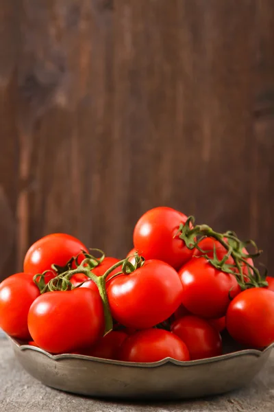 Verse rode tomaten, geïsoleerd op donkere achtergrond — Stockfoto