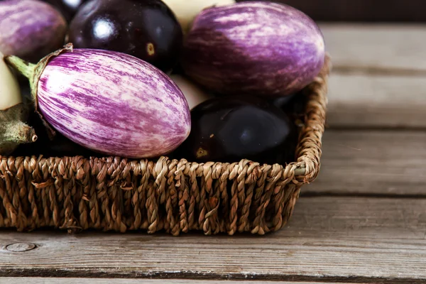 Taze patlıcan koyu ahşap zemin üzerine farklı renk. Ve