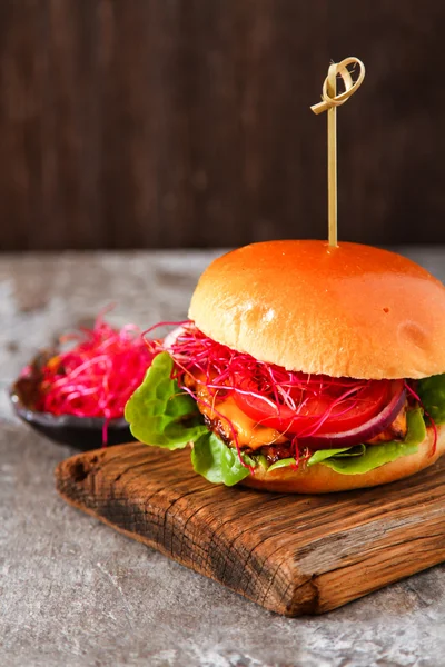 Deliciosa hamburguesa casera fresca con salsa de tomate picante y carne de res — Foto de Stock