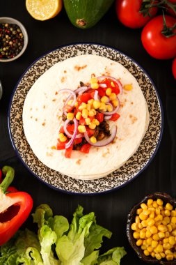 Meksika yemeği - Taco et, Mısır ve ev yapımı salsa ile. ahşap üzerine