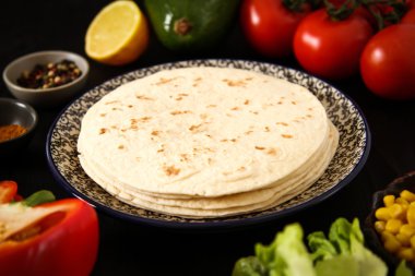 Meksika yemeği - Taco et, Mısır ve ev yapımı salsa ile. ahşap üzerine