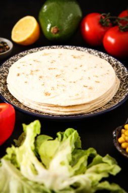 Meksika yemeği - Taco et, Mısır ve ev yapımı salsa ile. ahşap üzerine