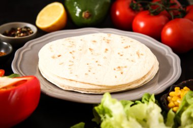 Meksika yemeği - Taco et, Mısır ve ev yapımı salsa ile. ahşap üzerine