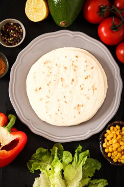 Meksika yemeği - Taco et, Mısır ve ev yapımı salsa ile. ahşap üzerine