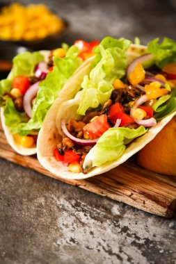 Meksika yemeği - Taco et, Mısır ve ev yapımı salsa ile. ahşap üzerine