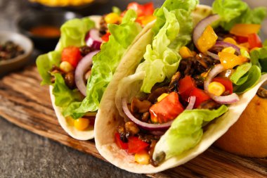 Meksika yemeği - Taco et, Mısır ve ev yapımı salsa ile. ahşap üzerine