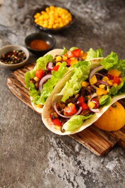 Meksika yemeği - Taco et, Mısır ve ev yapımı salsa ile. ahşap üzerine