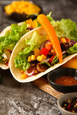 Meksika yemeği - Taco et, Mısır ve ev yapımı salsa ile. ahşap üzerine