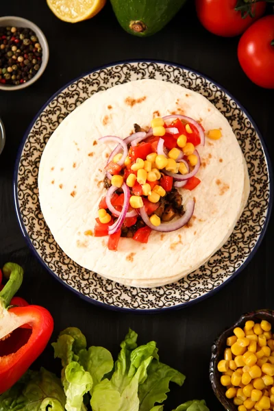 Comida mexicana - tacos con carne, maíz y salsa casera. sobre madera —  Fotos de Stock